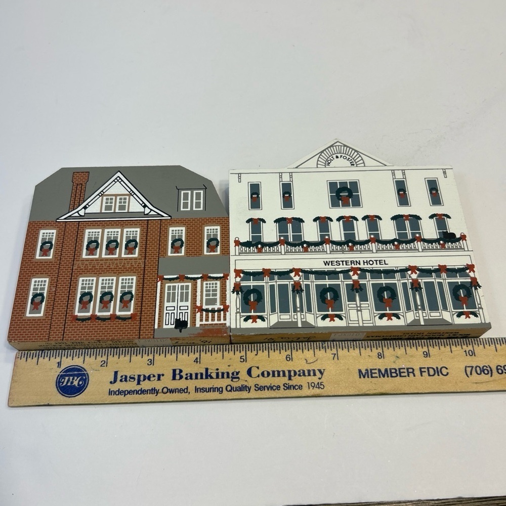 The Cats Meow Village (Lot of 2) Rocky Mountain Christmas Hotel Wheeler 1991 - Picture 7 of 8